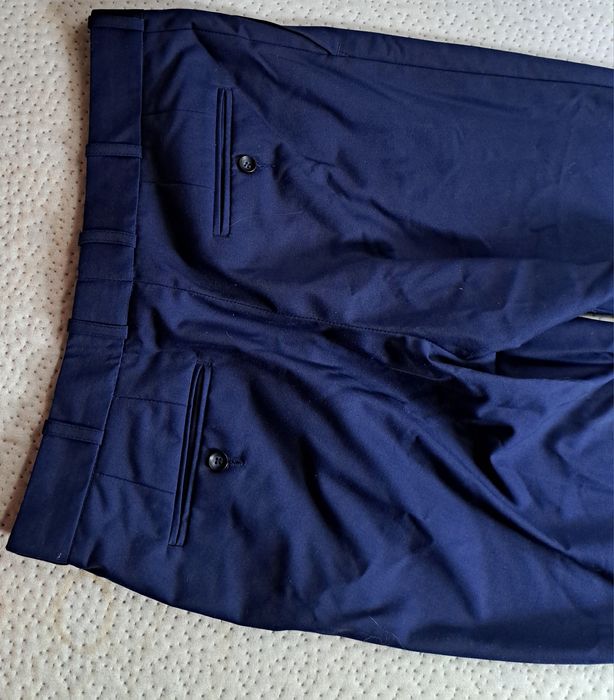 Męskie garniturowe spodnie navy – polska jakość, światowy styl!