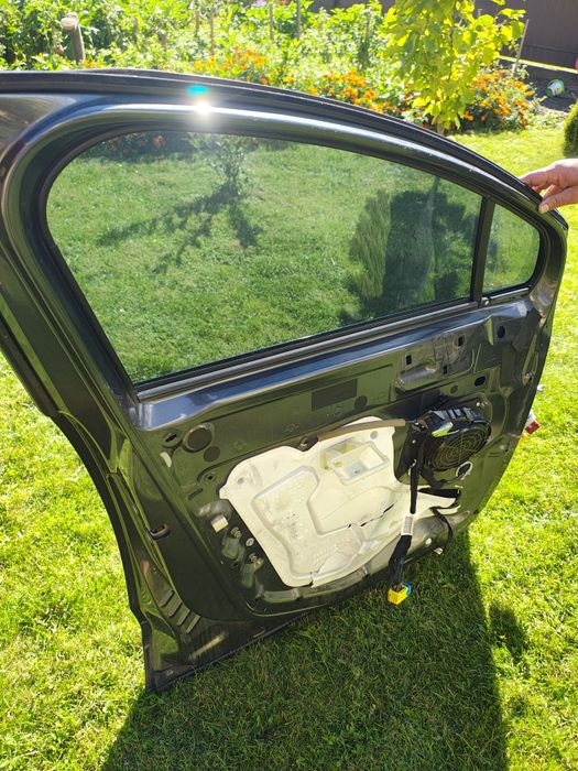 Дверка ліва (водійська ) Пежо 5008 2010