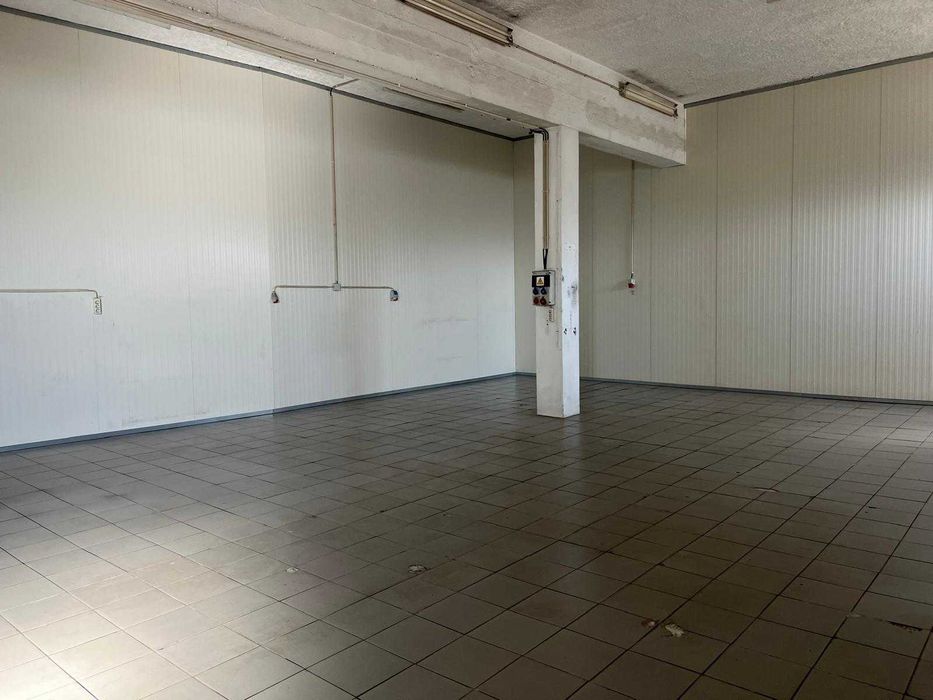 Armazém 100 m² | Junto à EN328 | Pé-direito 4,20 m | Vale de Cambra