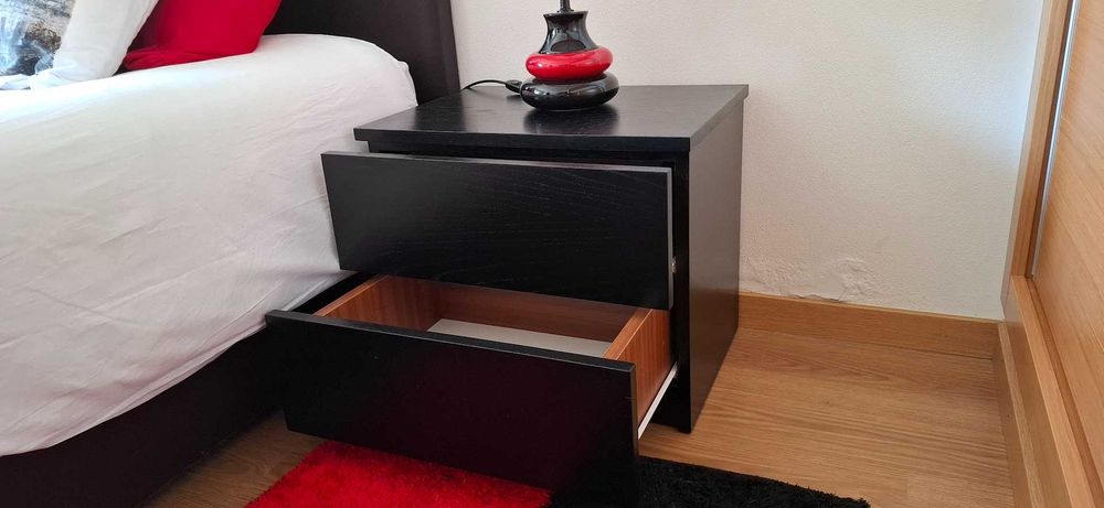 Quarto com sommier de casal com colchão 160x200 + mesinhas de cabeceira