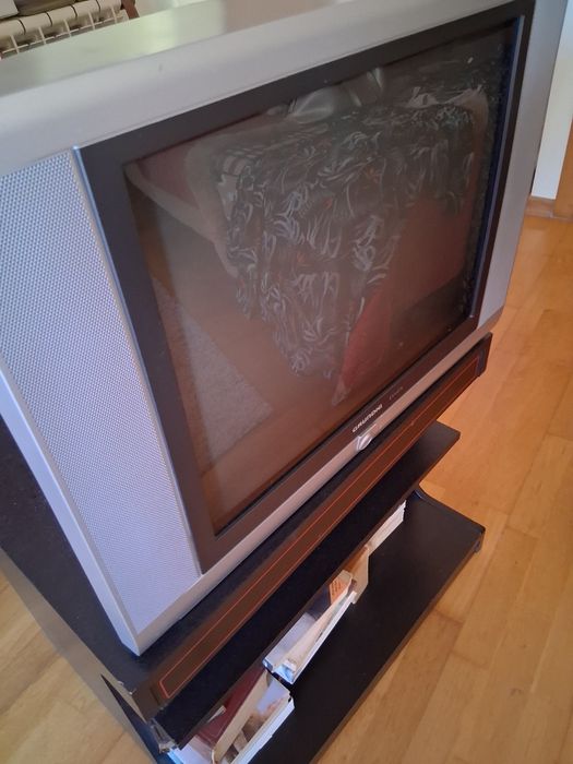 Televisão antiga Grundig em bom estado, a funcionar.