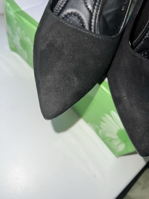 Продам чорні велюрові туфлі,39-40