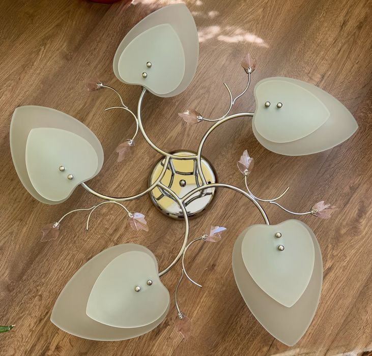 Стельова люстра у стилі модерн