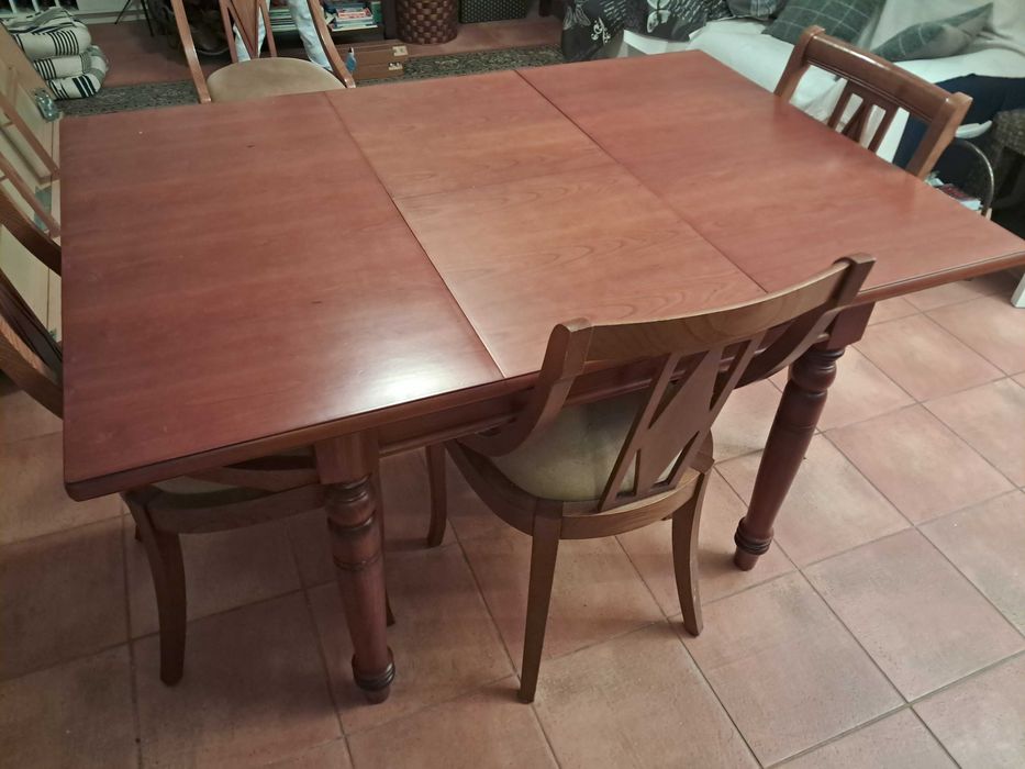 Mesa de jantar, em cerejeira