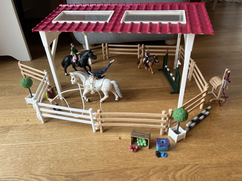 Zestaw schleich plac do jazdy z zadaszeniem