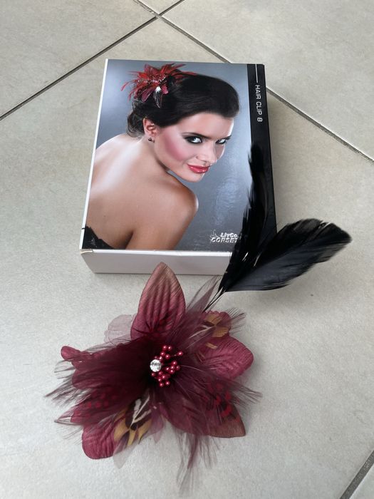 Fascynator na glowę lub broszka burgundowy z piorkami