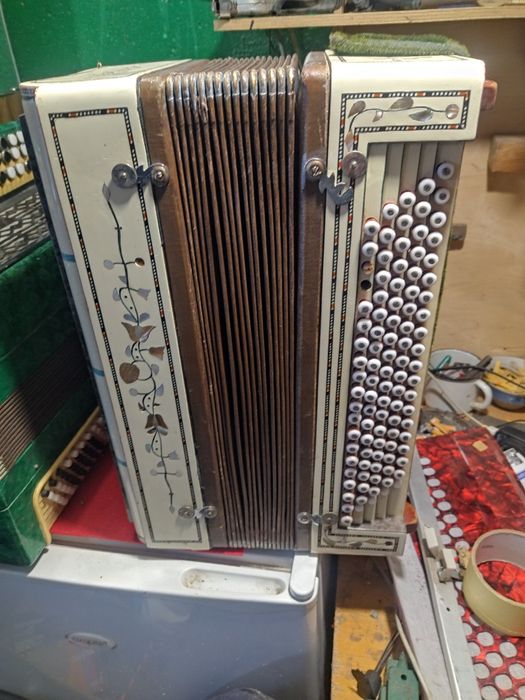 Продам баяни  різні тюнер сейко