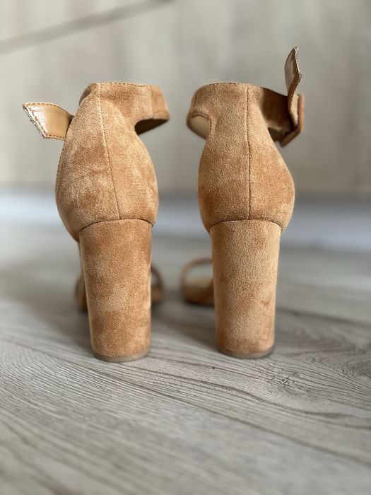 Sandałki na słupku camel