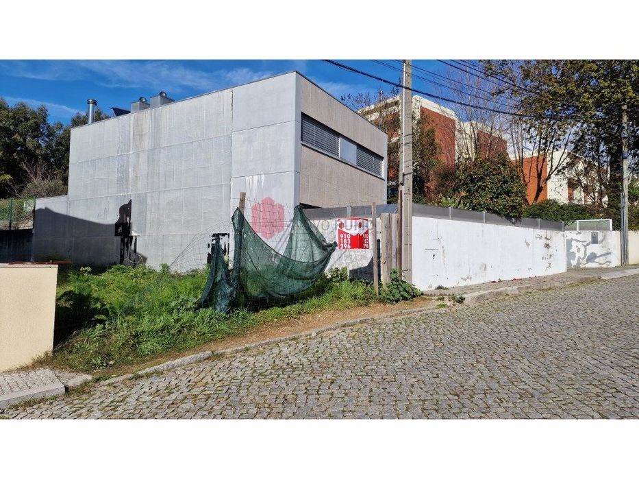 Terreno para construção de uma moradia de duas frentes em Moreira