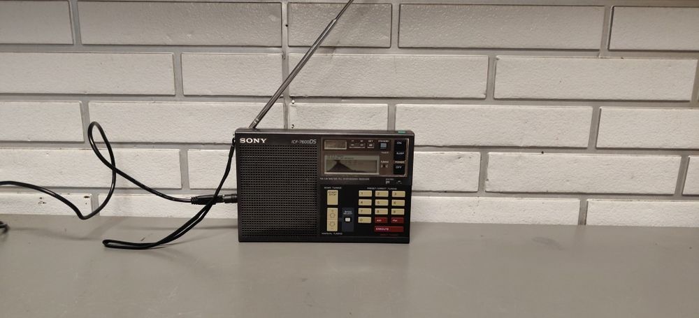 Radio globalne SONY ICF-7600DS.