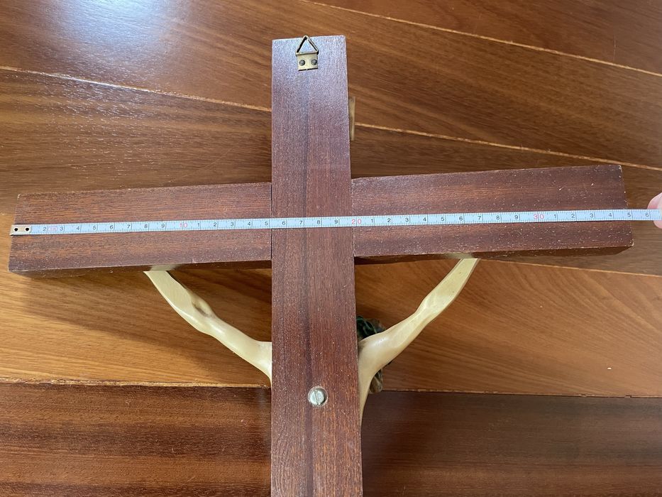 Crucifixo de Parede em Madeira Maciça