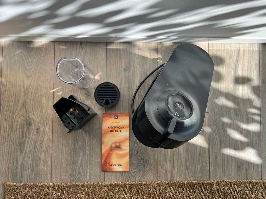 Máquina Café Cápsulas DeLonghi Nespresso Vertuo Pop ENV90B Preta