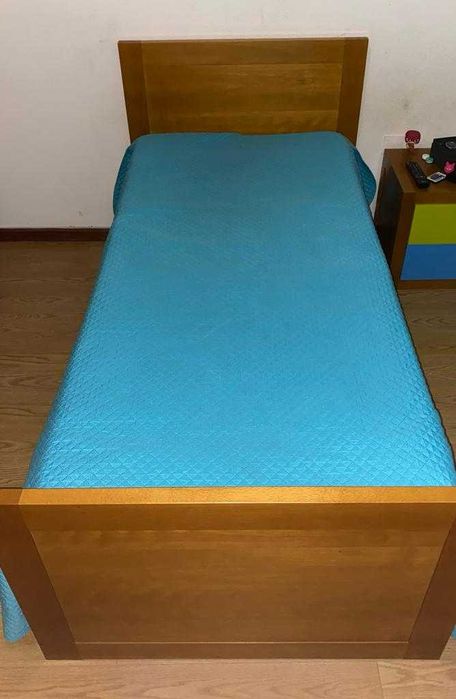 Conjunto de quarto em madeira maciça