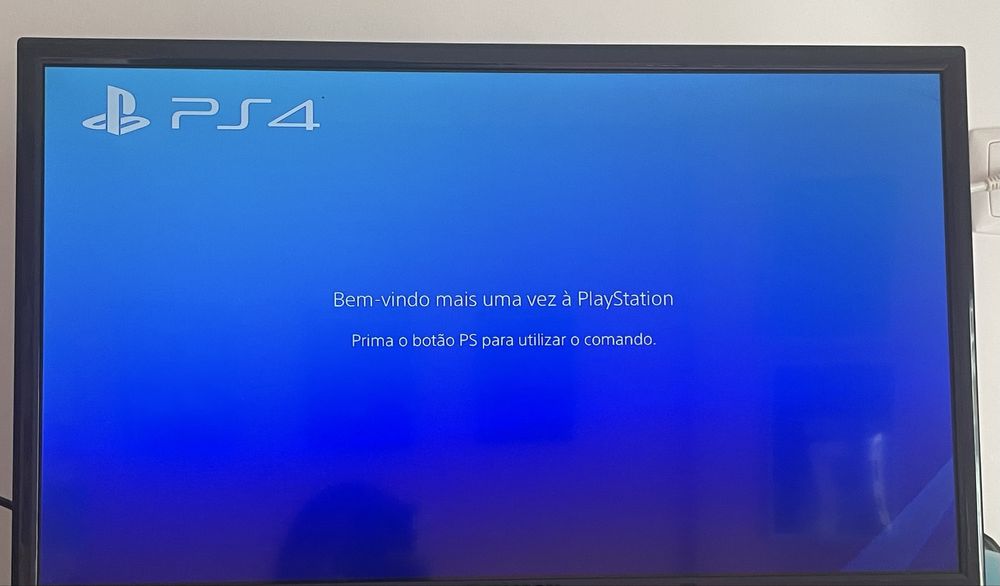PlayStation PS4 Slim com 2 comandos, 3 jogos e cabos
