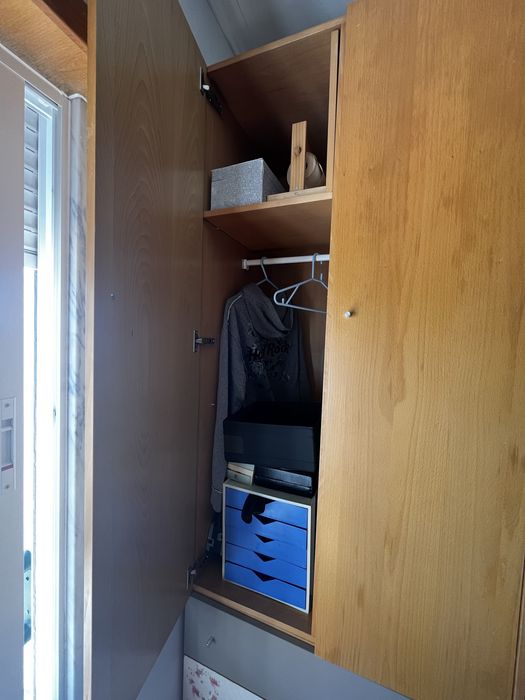 Roupeiro em madeira maciça