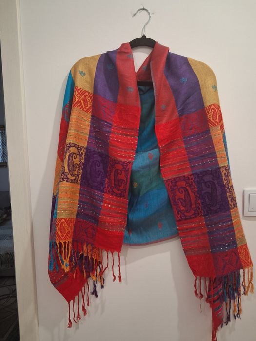 *Wielobarwny szal damski.