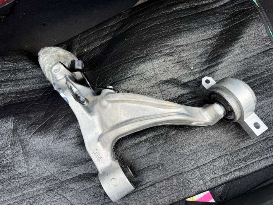 Передній нижній важіль правий Infiniti Q40, G37/35/25