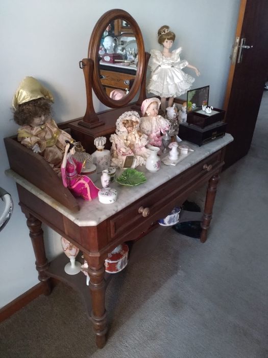 Cómoda antiga com espelho