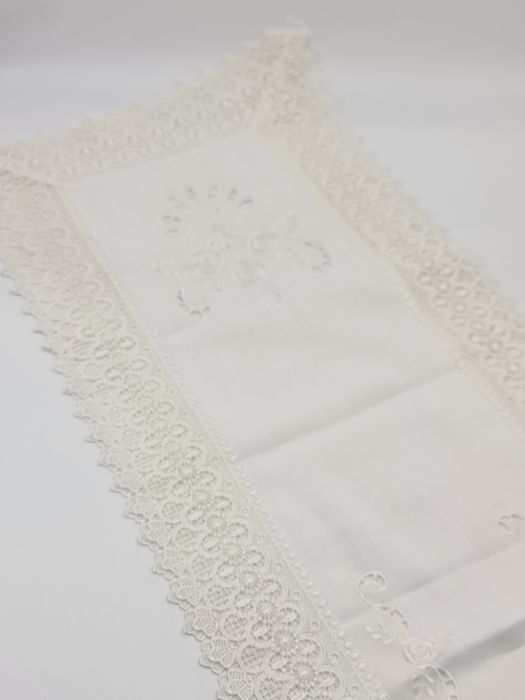 Toalha de mesa bordada branca 180x40cm