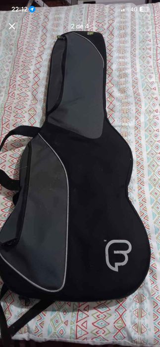 Quitarra eletrica com caixa acustica