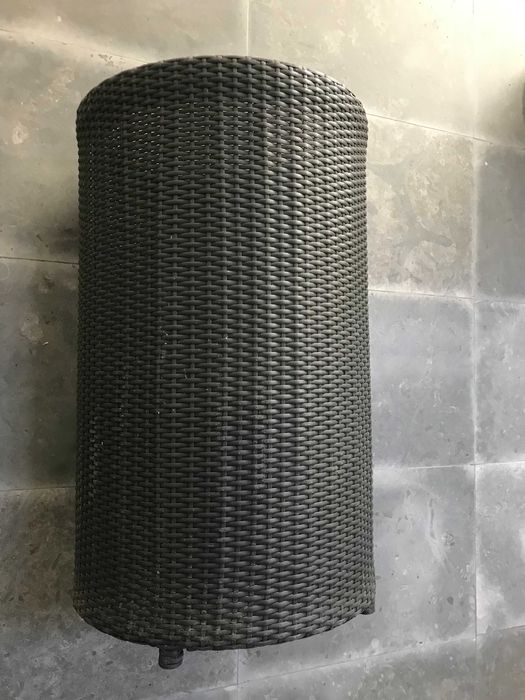 Conjunto de 2 floreiras e respectivos vasos.