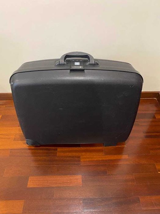 Mala de viagem média, rígida e preta da marca Delsey