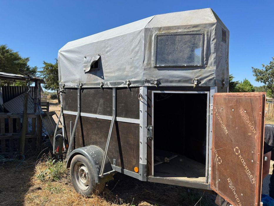 Atrelado de transporte de cavalo
