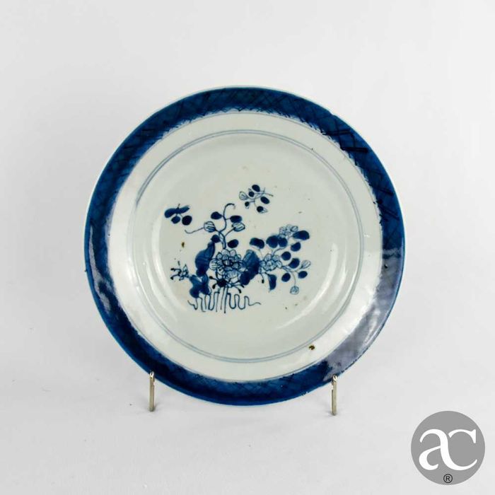 Par de pratos fundos porcelana China Período Qianlong, séc. XVIII n2