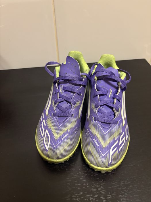 Vendo chuteiras adidas em bom estado unissexo