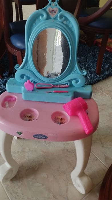 Toucador de bonecas com alguns acessórios