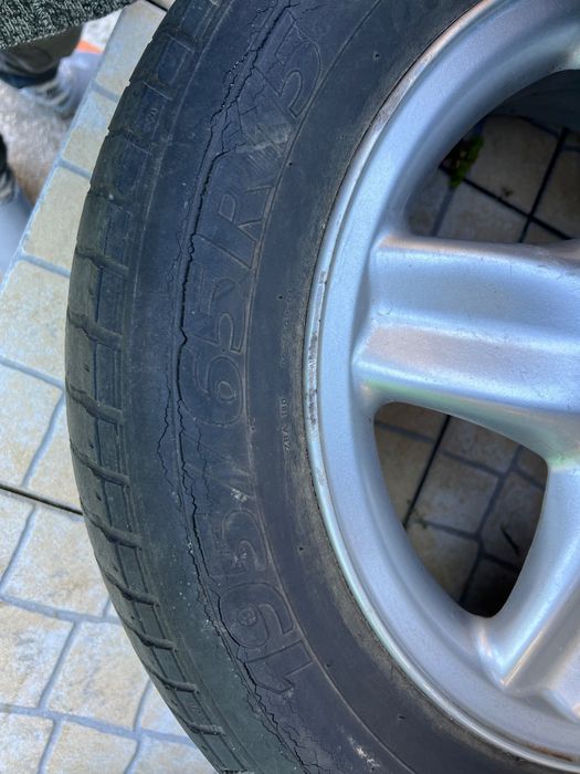 Jantes 15” com pneus 195/65R15 (4 furos)