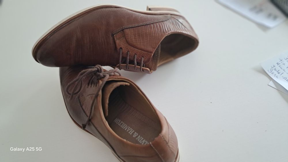 Sapatos de homem  marca MELVIN & HAMILTON  em pele castanha.