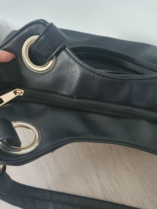 Torebka czarna z ćwiekami na ramię