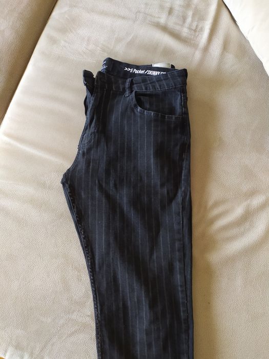 Calça preta listada