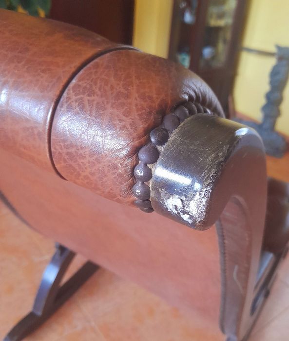 Cadeira de baloiço, estofada a pele genuína.