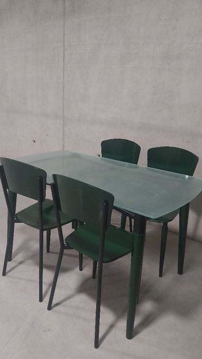 Mesa com tampo vidro fosco e 4 cadeiras!