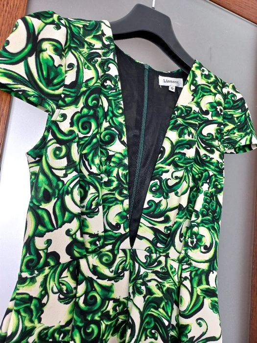 Kombinezon z głębokim dekoltem