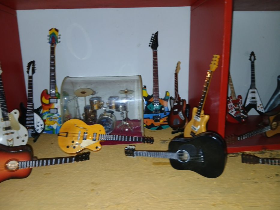 Colecao guitarra minitura por 250 €