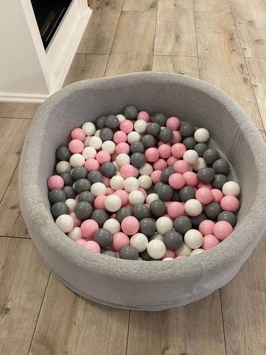 Suchy basen z piłkami kulkami