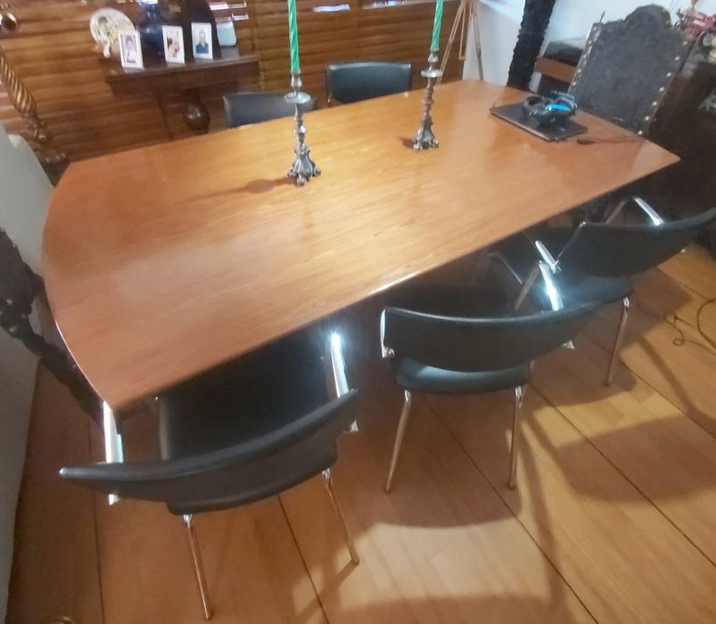 Mesa elegante de reuniões com 7+1 cadeiras