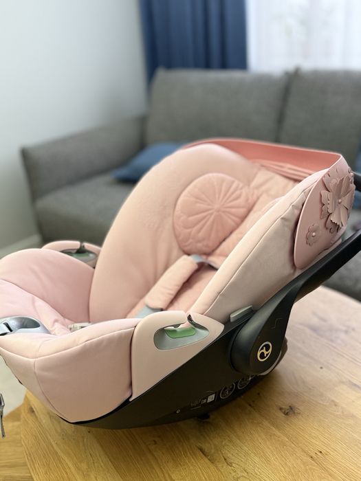 Продам автокрісло Cybex Simply Flowers