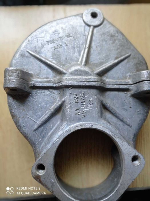 Кожух стартера пускового двигуна з двох половинок.