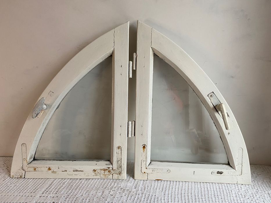 Stare drewniane skrzydła okienne łukowe