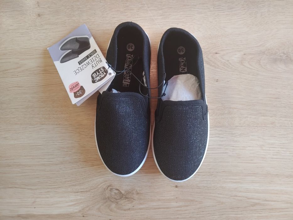 Sapatos de lona, tamanho 30, NOVOS com etiqueta