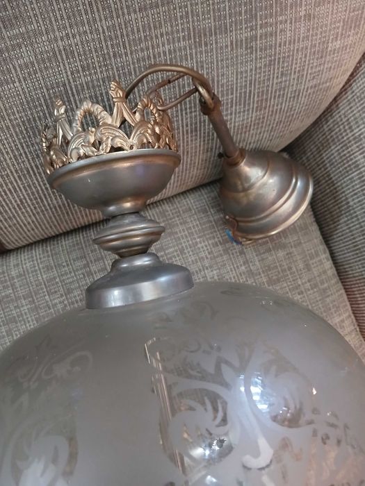 Belíssimo candeeiro com base em loiça com rosas em relevo, vidro lapidado, metal prateado e dourado trabalhado.