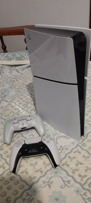 PS5 com 2 Comandos - 1TB
