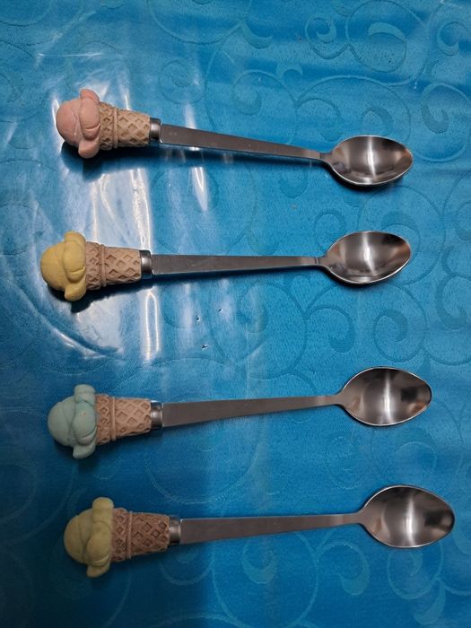 Conjunto colheres, garfos e facas decorativas