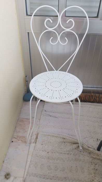 Mesa de jardim com duas cadeiras