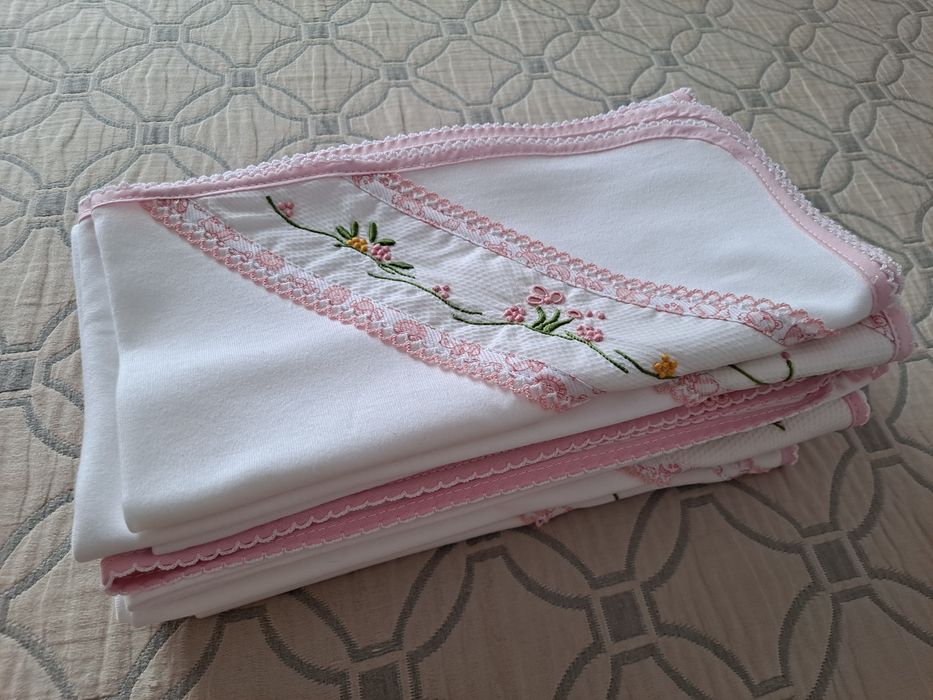 Fralda de bebé com bordado madeira