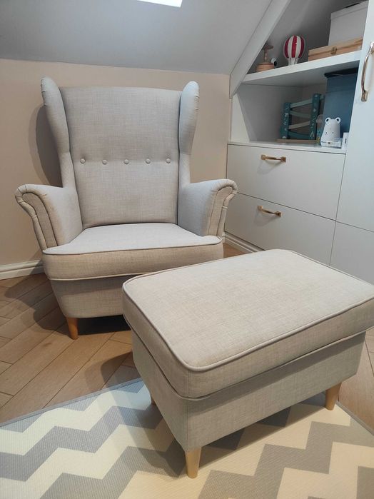 Fotel z podnóżkiem STRANDMON Ikea piaskowy kolor